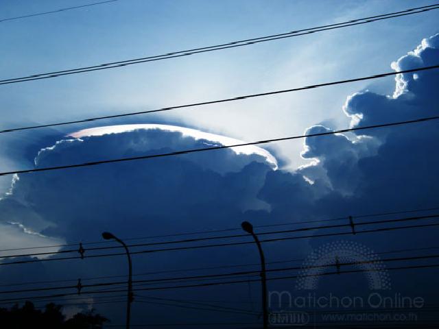 เมฆประหลาดเปล่งลำแสงบนท้องฟ้า