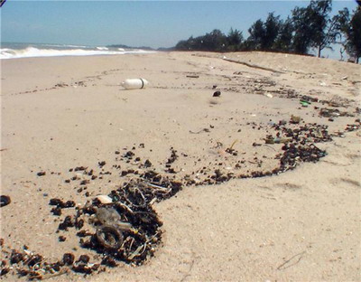 กากของเสียคล้ายยางมะตอยซัดหาดสมิหลา