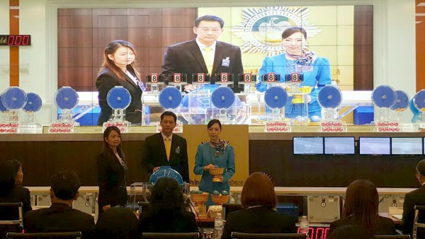 รองอธิบดีโสภณ ให้เกียรติร่วมออกรางวัลสลากออมทรัพย์