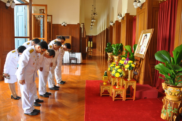 ปลัด ทส.นำคณะผู้บริหารลงนามถวายพระพร สมเด็จพระบรมโอรสาธิราชฯ