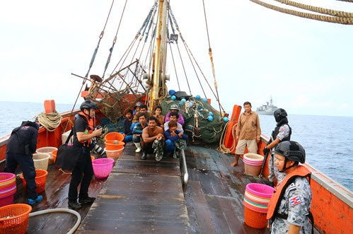 ศรชล.เขต 1 ส่ง ฮ. เรือรบ ลาดตระเวนตรวจจับเรือประมงผิดกฎหมาย