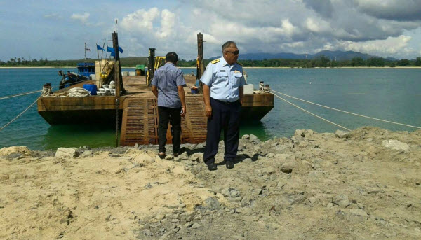 ทช.เข้าตรวจสอบกรณีถมที่ชายหาด ถมทะเล ต.ไม้ขาว