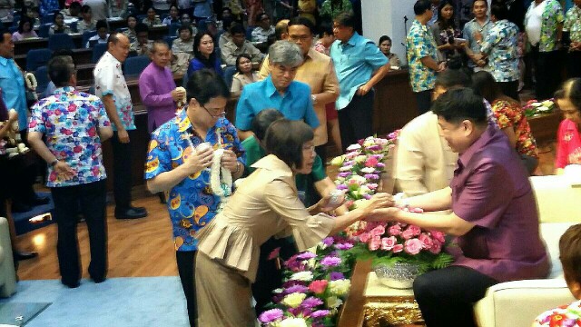 ทส.จัดพิธีรดน้ำขอพรเนื่องในวันสงกรานต์ พร้อมกับพิธีมอบเกียรติบัตรโครงการลด คัดแยกขยะมูลฝอย