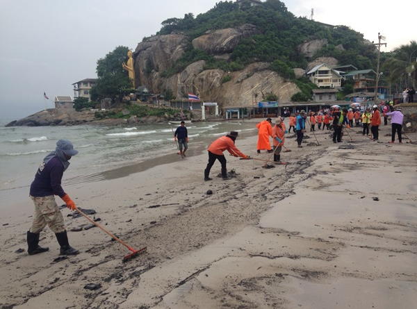 ผวจ.ประจวบฯ นำมวลชนเร่งเก็บคราบน้ำมันชายหาดหัวหิน