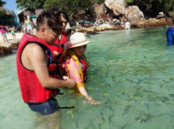 จับอีก 3 นักท่องเที่ยวชาวจีนให้อาหารปลาริมทะเลเกาะไข่นอก