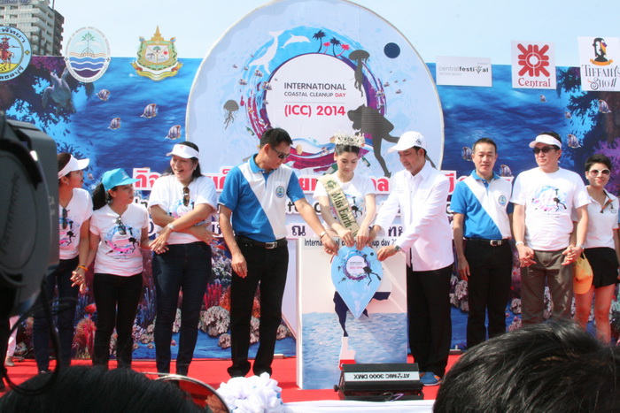 สทช.เก็บขยะชายหาดฟื้นฟูทรัพยากรทางทะเลและชายฝั่ง