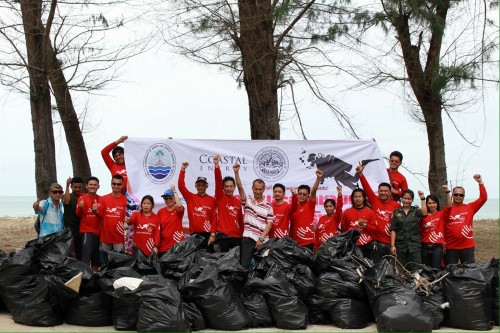 ศูนย์วิจัยฯ ตอนล่าง จัดกิจกรรมทำความสะอาดชายหาดและแนวปะการัง