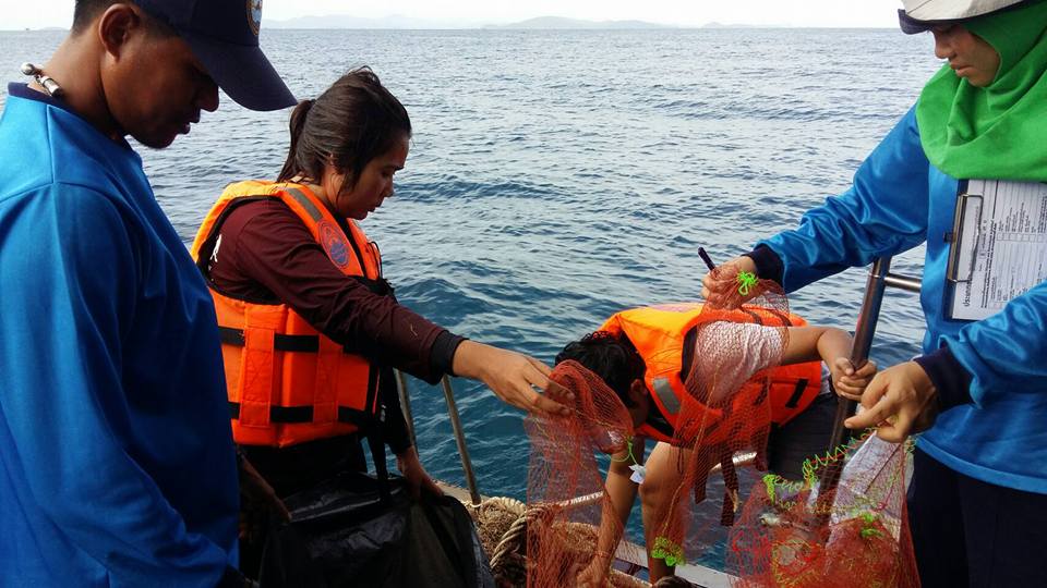 ทช.จัดกิจกรรมทำความสะอาดชายหาดและแนวปะการังและติดตั้งทุ่น