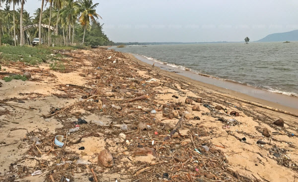 ประจวบคีรีขันธ์น้ำท่วมซัดขยะลอยเกลื่อนหาดบางสะพาน ยาวสุดสายตา