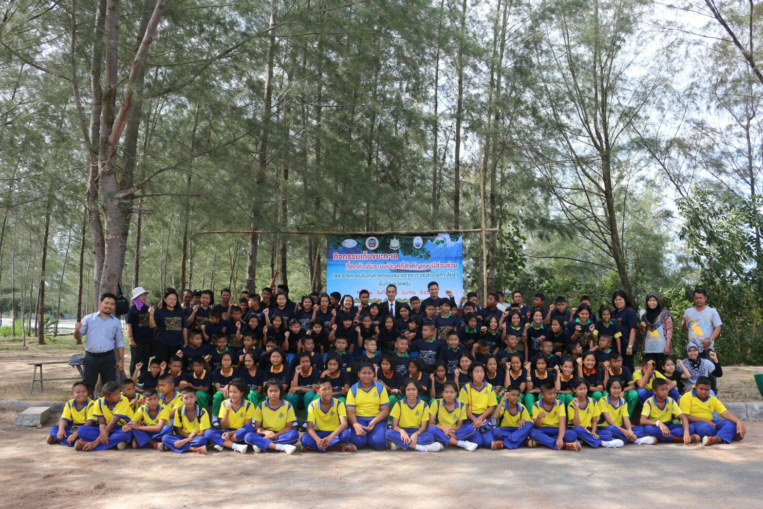 ทช.ร่วมกับท้องถิ่น โรงเรียนในชุมชน เก็บขยะทะเลตกค้างในระบบนิเวศ