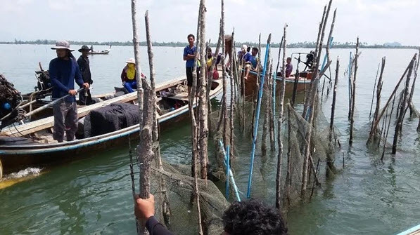 ประมงพื้นบ้านหวิดปะทะชุดปฏิบัติการรื้อโป๊ะไม่พอใจทำผิดกติกา