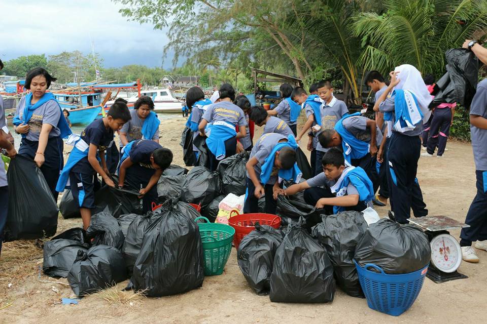 ทช.ร่วมกับ ท้องถิ่น โรงเรียน เก็บขยะทะเลที่ตกค้างในระบบนิเวศตำบลปากน้ำ