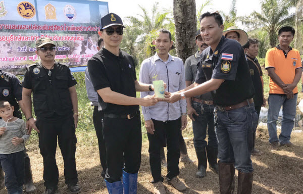 ปลูกป่าชายเลนและปล่อยพันธุ์สัตว์น้ำ เพื่อสร้างจิตสำนึกการอนุรักษ์