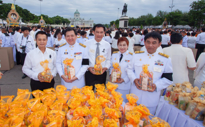 ทช.ร่วมทำบุญตักบาตรพระสงฆ์ และสามเณร จำนวน 651 รูป