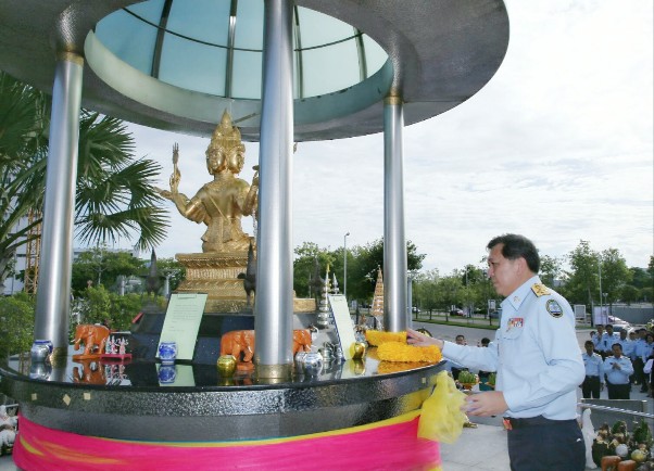 อธิบดีฯ จตุพร สักการะพระพรหมประจำศูนย์ราชการ