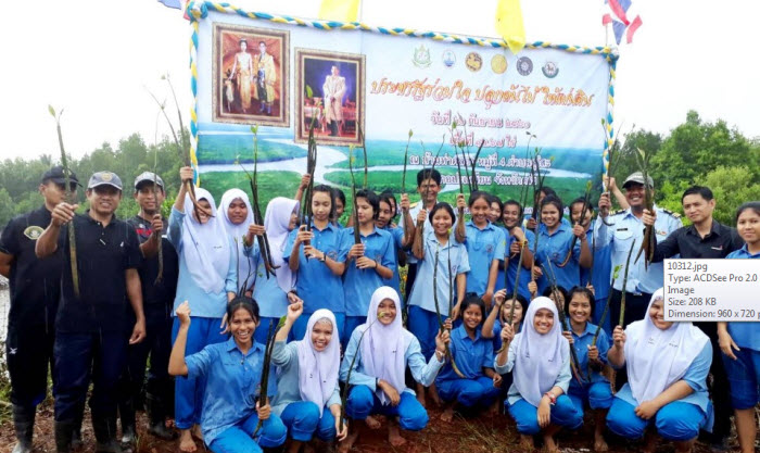 สถานีฯ ที่ 33 (ปะเหลียน ตรัง) จัดโครงการประชารัฐร่วมใจปลูกต้นไม้ให้แผ่นดิน