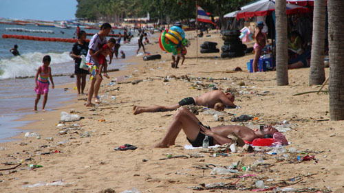 สุสานขยะ ฝรั่งนอนอาบแดดท่ามกลางกองขยะริมหาดจอมเทียน