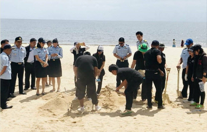 กรม ทช. สำรวจก้นบุหรี่บริเวณชายหาดชะอำ จ.เพชรบุรี