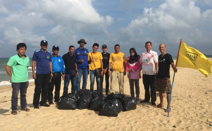 เก็บขยะทำความสะอาดระบบนิเวศแนวชายหาดบ้านดาโต๊ะ ปัตตานี