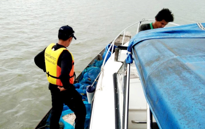 จับกุมเรือประมงทำประมงผิดกฎหมาย