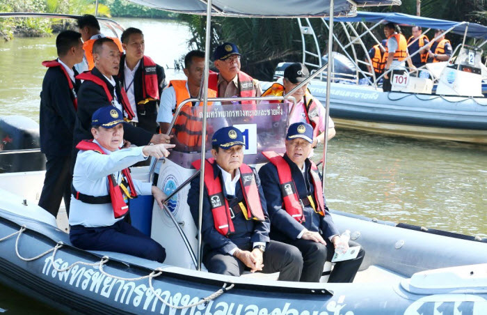 นายกฯ ประยุทธ์ ตรวจเยี่ยมศูนย์การเรียนรู้พิพิธภัณฑ์บริหารจัดการน้ำและป่าชายเลนชุมชนบ้านเปร็ดใน