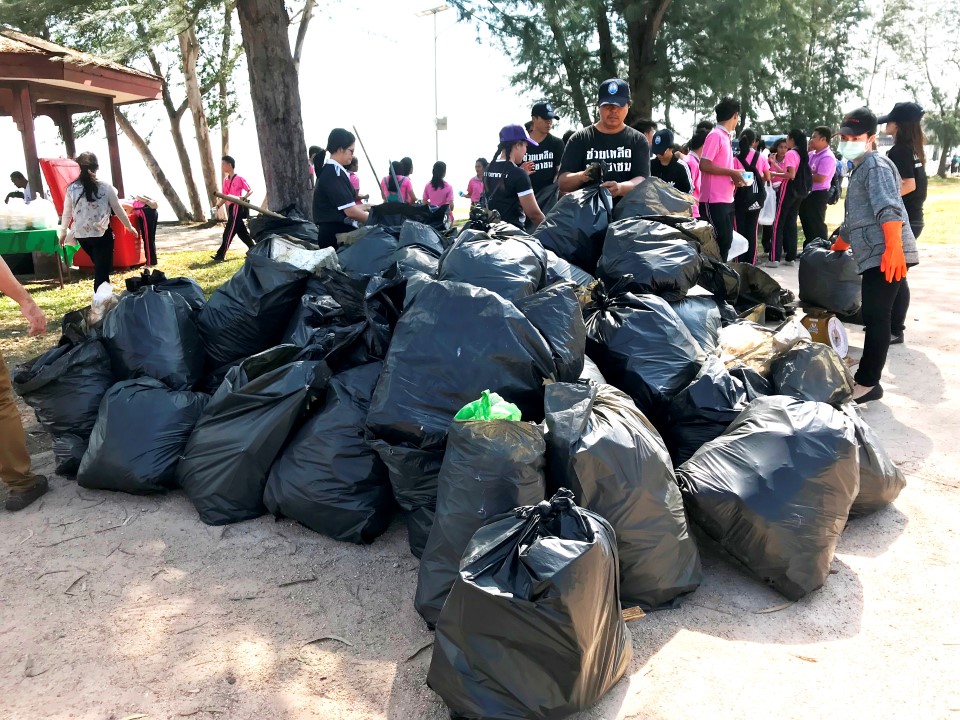 สบทช.6 ระดมพลังทำความสะอาดเก็บขยะทะเลหาดทรายเทียม