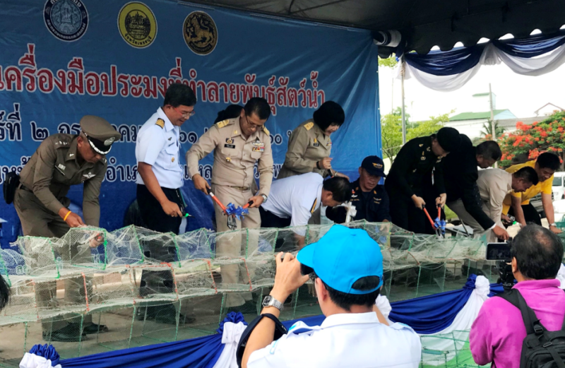 ทช.ร่วมพิธีส่งมอบเครื่องมือประมงผิดกฎหมายทำลายสัตว์ทะเล