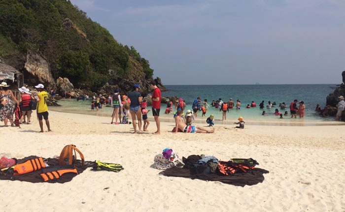 สบทช.8 ตรวจติดตามเฝ้าระวังนักท่องเที่ยวฝ่าฝืนมาตรการชายหาดปลอดบุหรี่เกาะไข่นอก-ใน จ.พังงา