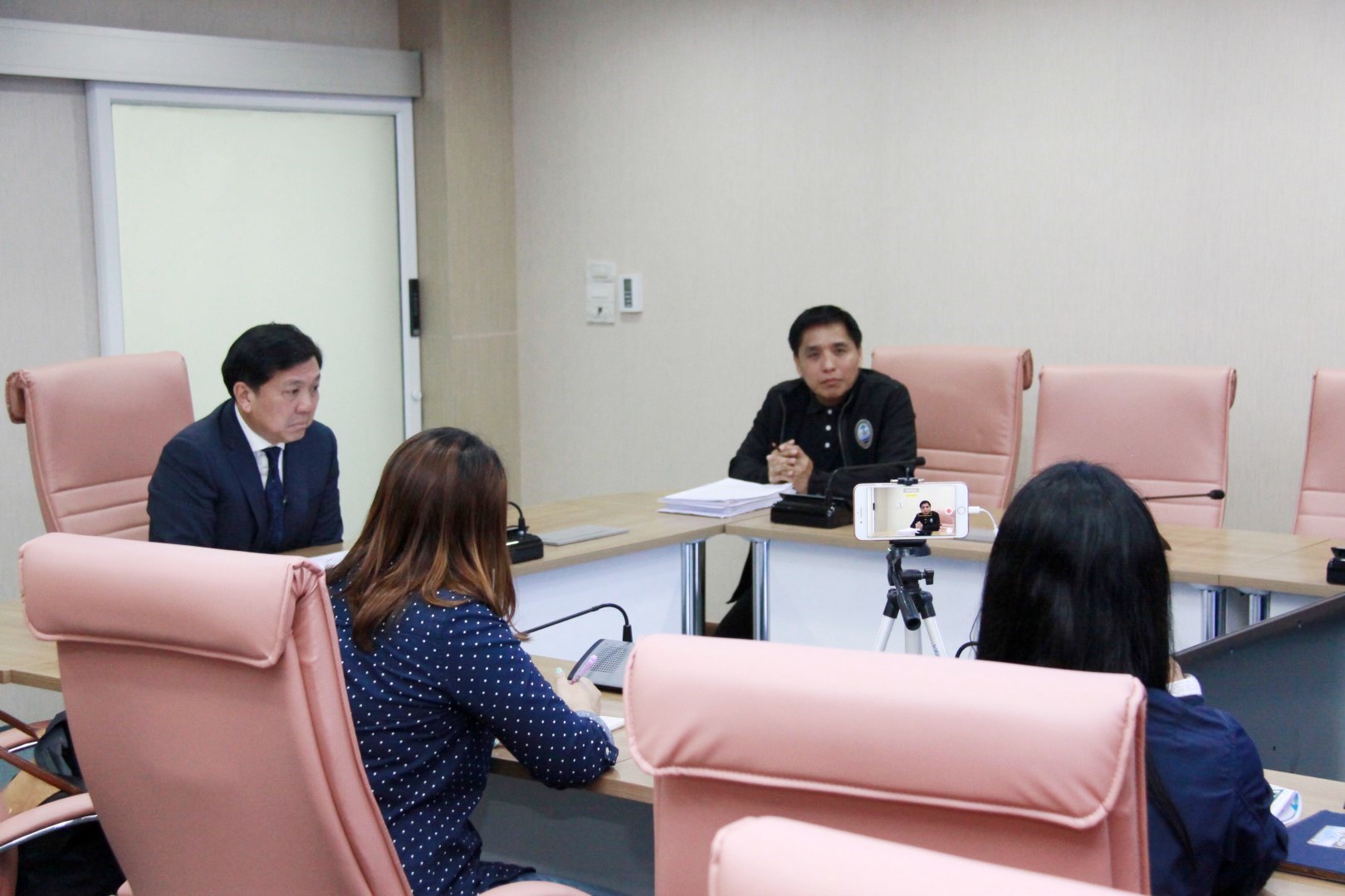 อทช. พร้อมหัวหน้าชุดฉลามขาวให้สัมภาษณ์กับ ThaiPBS