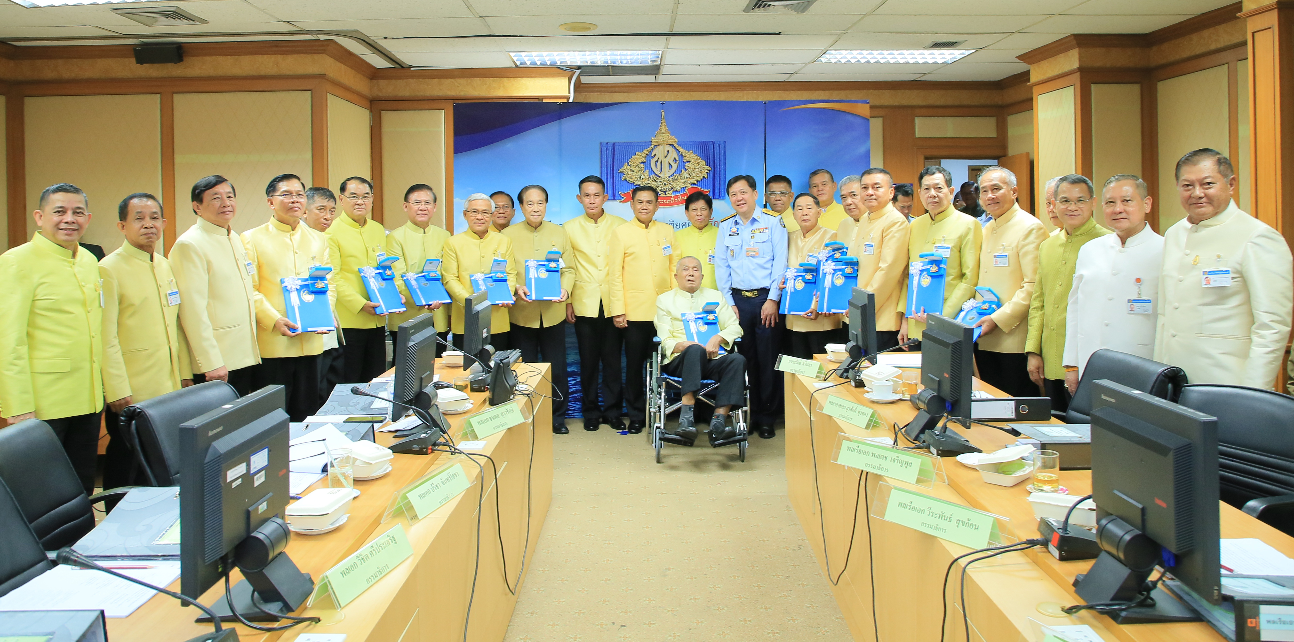 อธิบดี ทช. มอบเข็มรักษ์ทะเลยิ่งชีพ แก่คณะกรรมาธิการทรัพยากรธรรมชาติและสิ่งแวดล้อม