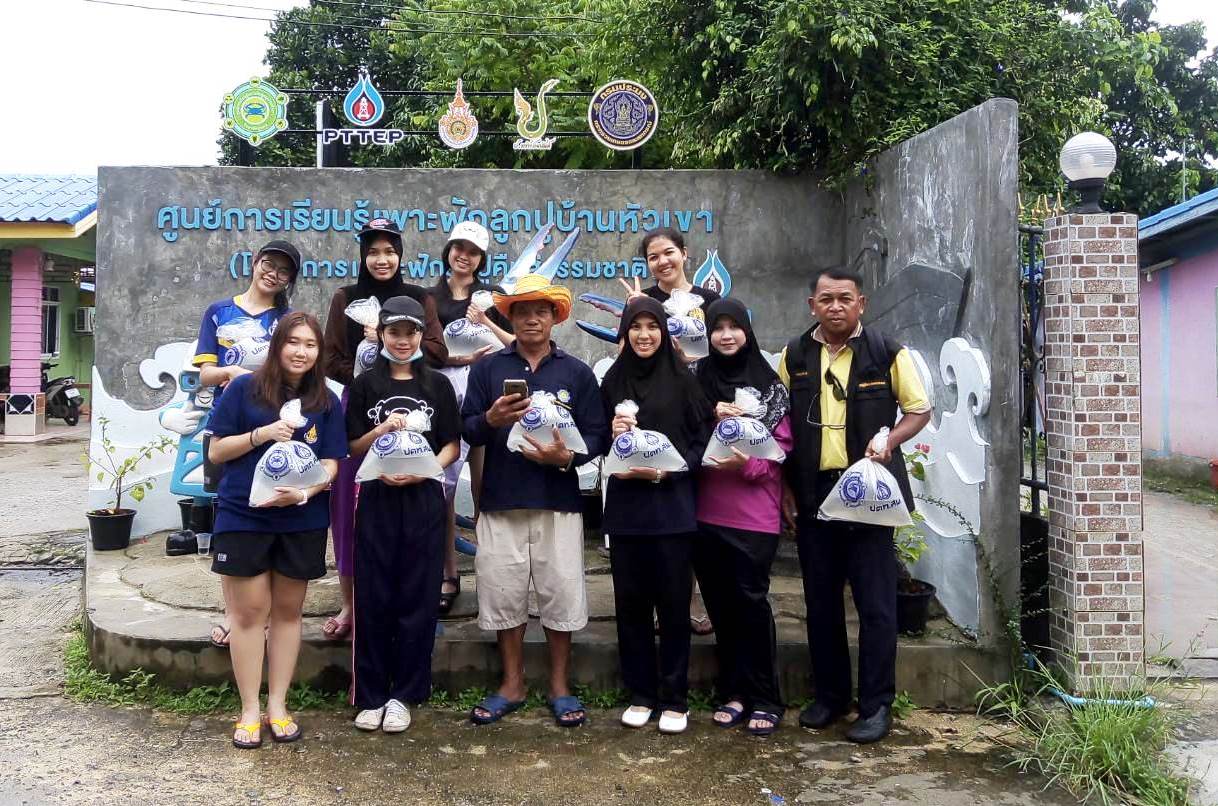 เจ้าหน้าที่ ทช. ถ่ายทอดความรู้เกี่ยวกับระบบนิเวศป่าชายเลน