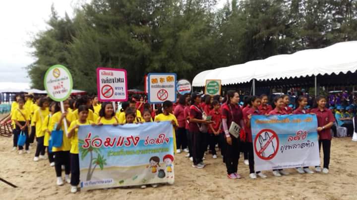 ทช. จัดเก็บขยะชายหาดสากลที่หาดชะอำ