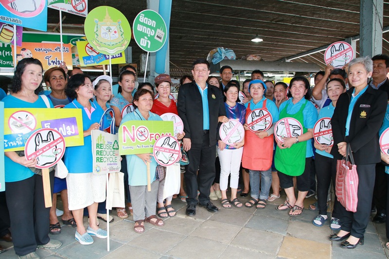 รมว.ทส.นำทีมผู้บริหารรณรงค์ ลดรับ ลดให้ ลดใช้ ถุงพลาสติก กลางเมืองระนอง