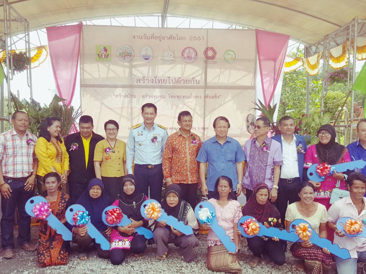 กรมทะเลฯ ร่วมส่งมอบบ้านผู้ด้อยโอกาส 11 หลัง ให้อยู่อาศัยในเขตป่าชายเลน