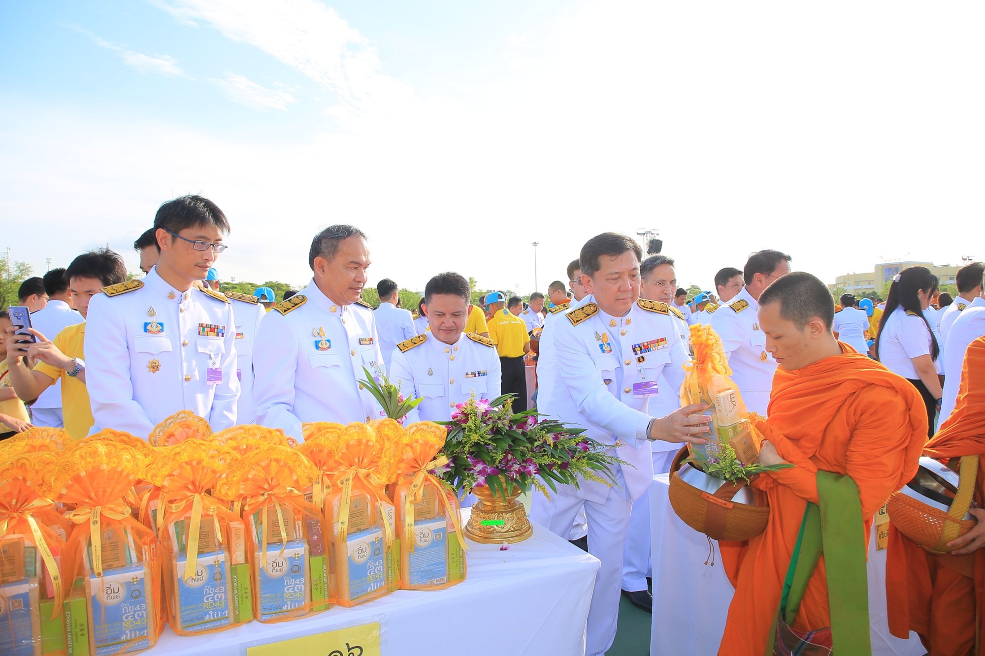 ทช. ร่วมพิธีทำบุญตักบาตรเนื่องในโอกาสวันเฉลิมพระชนมพรรษา สมเด็จพระนางเจ้าฯ พระบรมราชินี