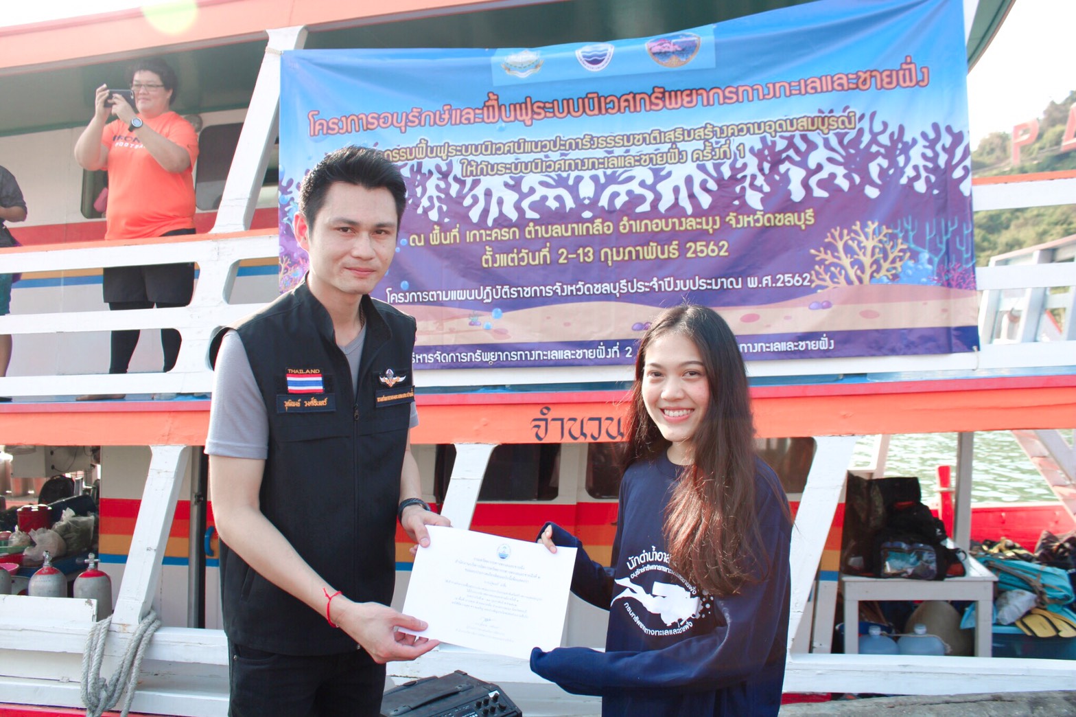 สบทช.2 จับมือนักดำน้ำจิตอาสาฟื้นฟูปะการังบริเวณเกาะครก ชลบุรี