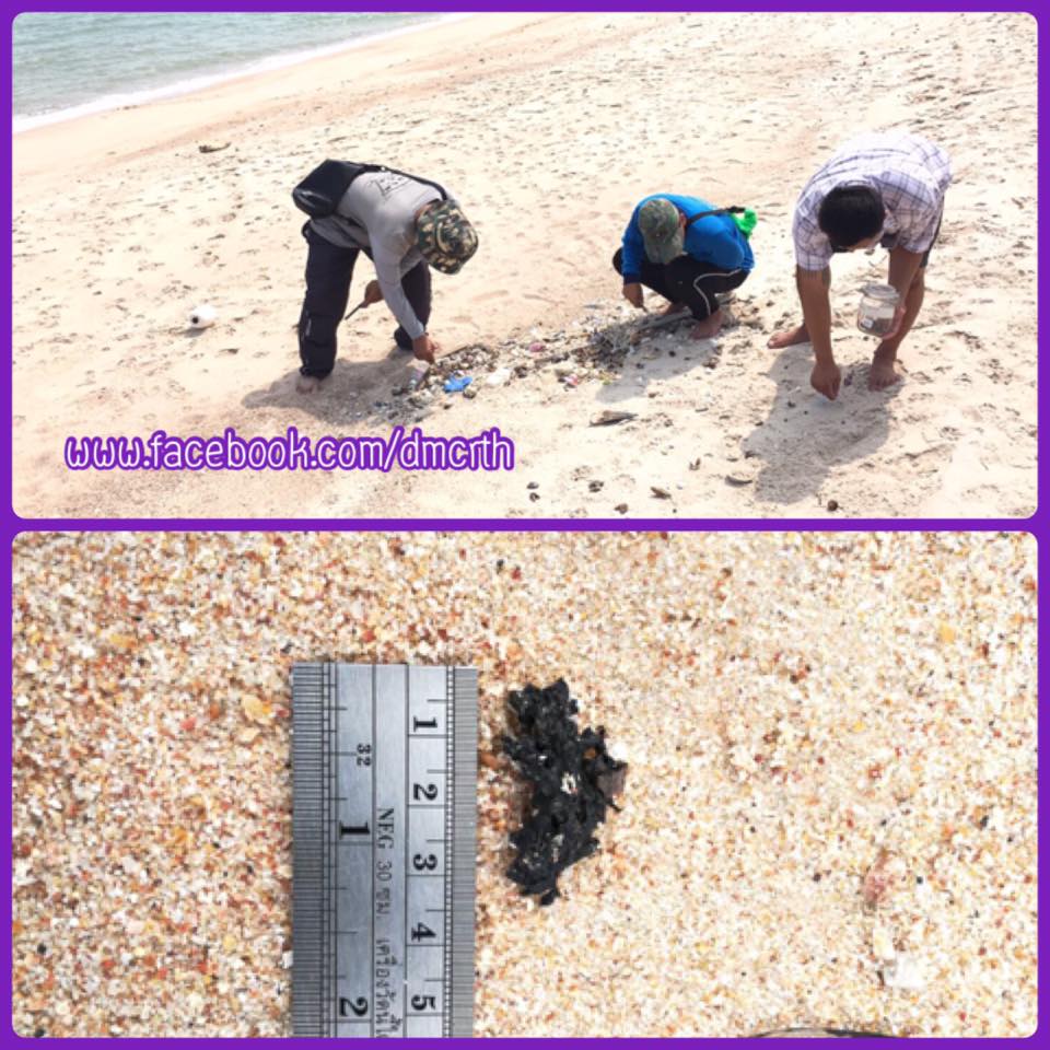 พบก้อนน้ำมันดิน หาดค่ายพระรามหก ทะเลเพชรบุรี