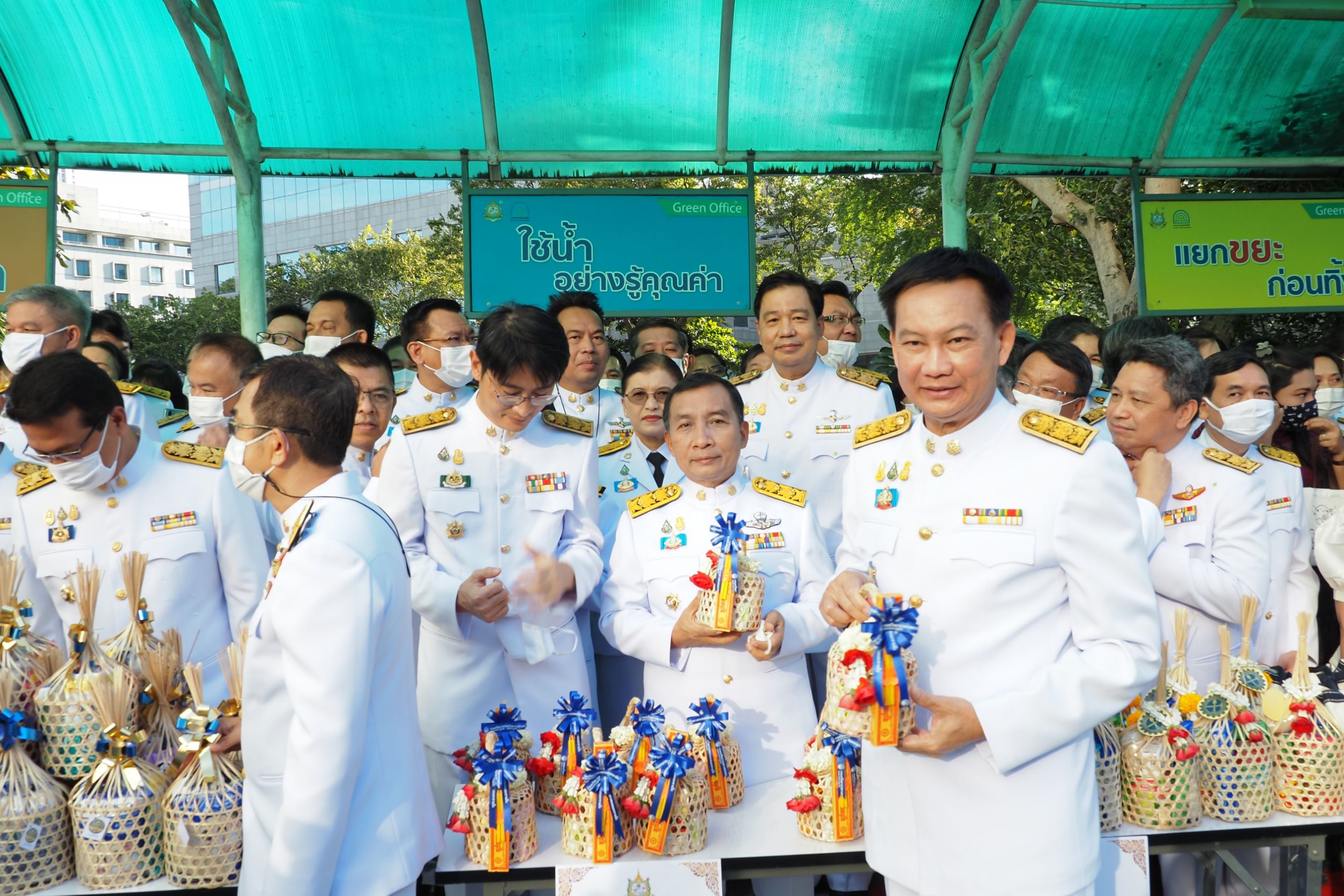 ทช. ร่วมทำบุญตักบาตรพระสงฆ์ เนื่องในวันคล้ายวันพระบรมราชสมภพ ร.9