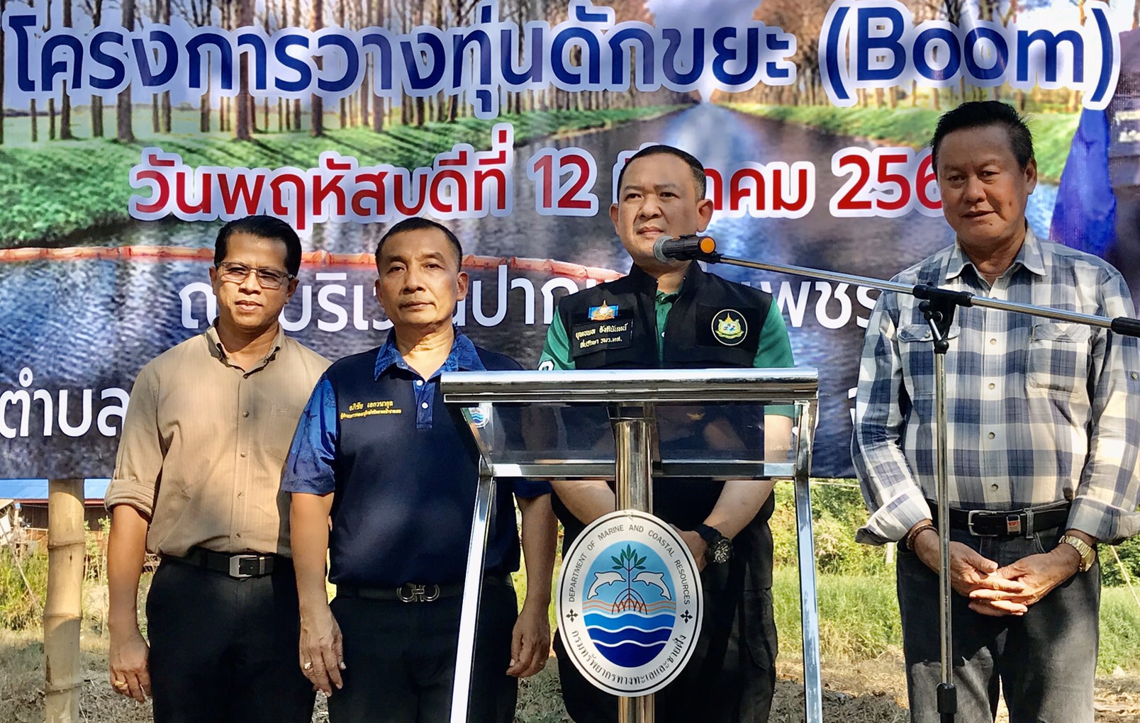 กรมทะเล จับมือชาวเพชรบุรีติดตั้งทุ่นดักขยะทะเลบริเวณปากแม่น้ำเพชรบุรี