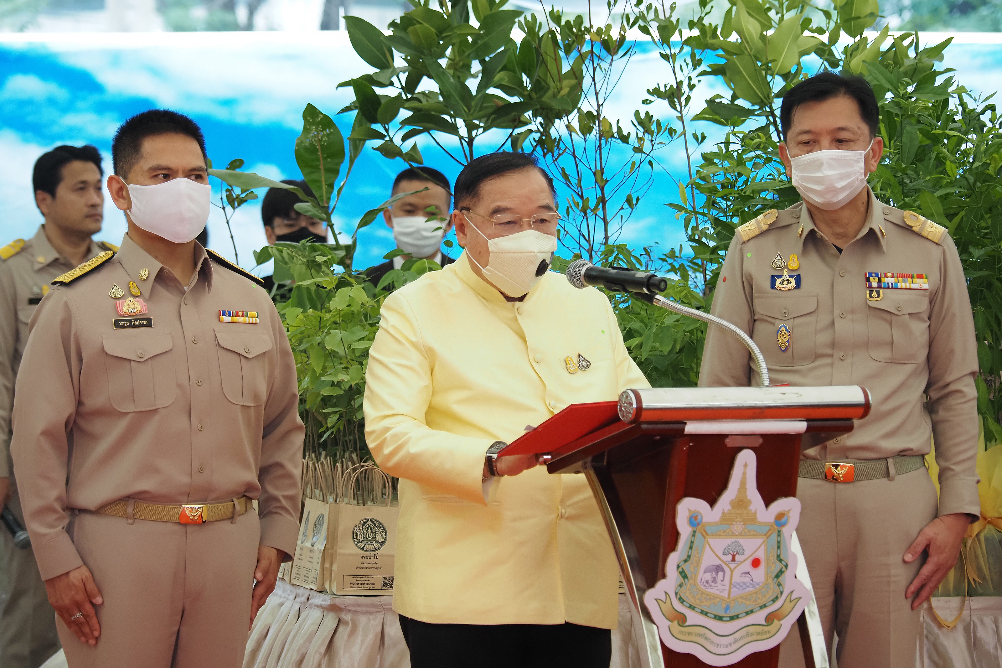 รองประวิตร เป็นประธานพิธีเจริญพระพุทธมนต์ พฤกษามหามงคล เพื่อเป็นสิริมงคลในปี 2564