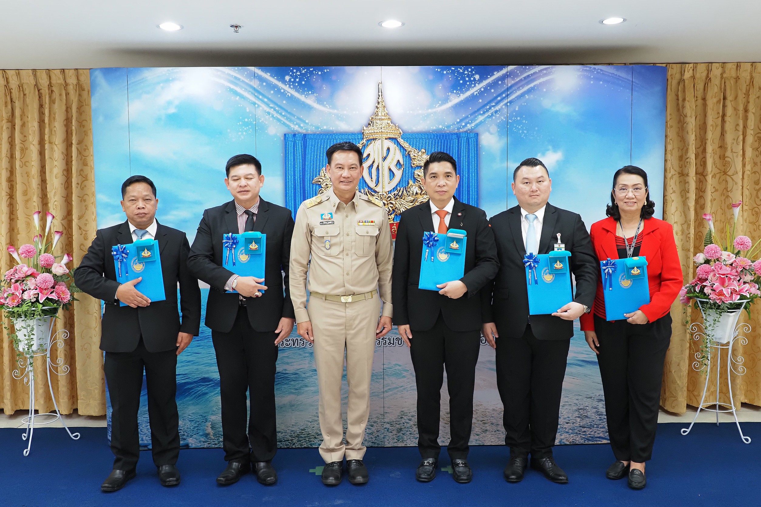 ทช. มอบเครื่องหมายเชิดชูเกียรติยศยิ่ง “รักษ์ทะเลยิ่งชีพ” แก่ คณะกรรมาธิการการกฎหมาย การยุติธรรม และสิทธิมนุษยชน