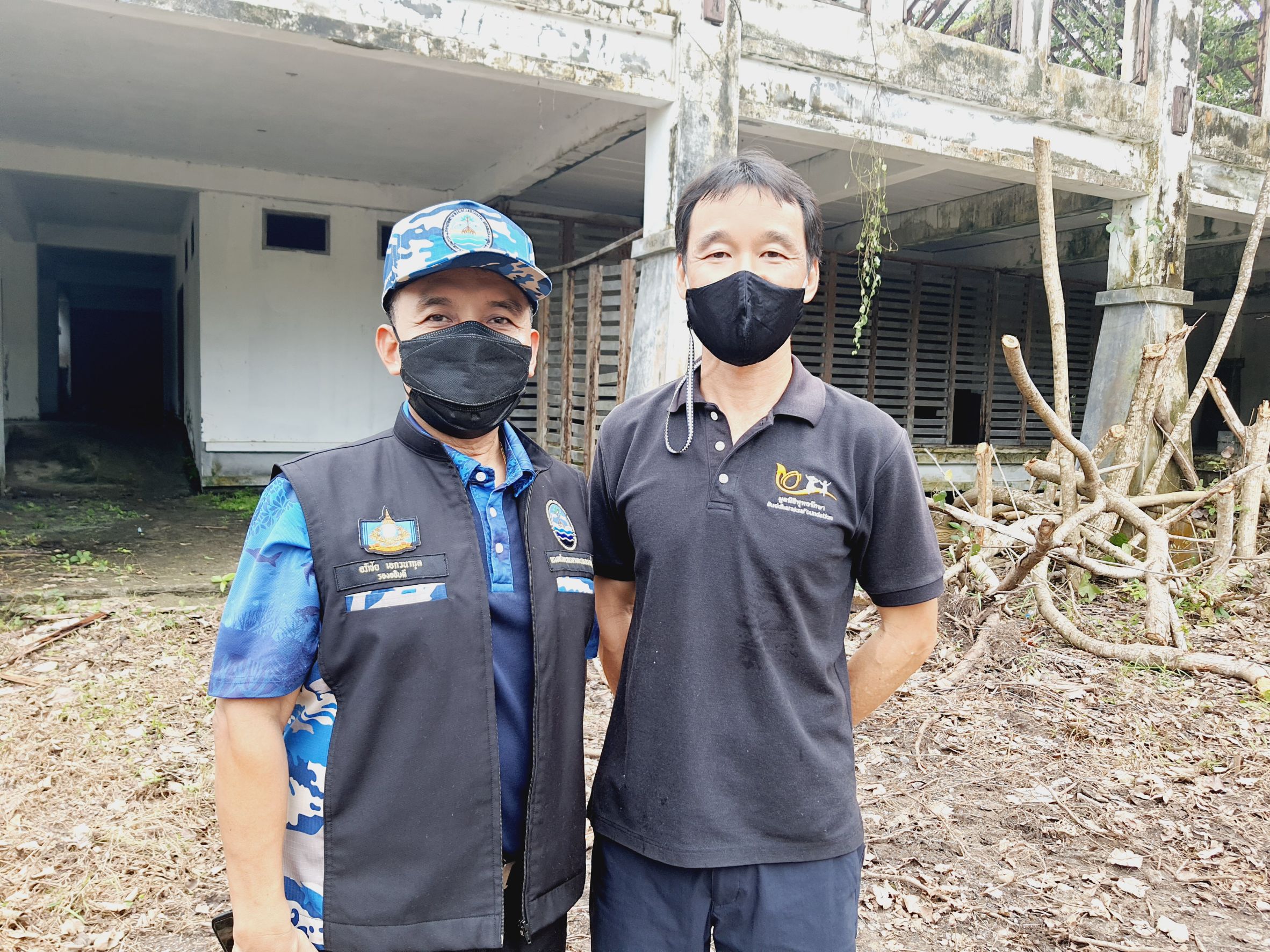รองอธิบดี ทช. นำคณะกรรมการสมาคมบลูคาร์บอนโซไซตี้ลงพื้นที่สำรวจการดำเนินการก่อสร้างศูนย์วิจัยอนุรักษ์พะยูนและสัตว์ทะเลหายาก จังหวัดตรัง