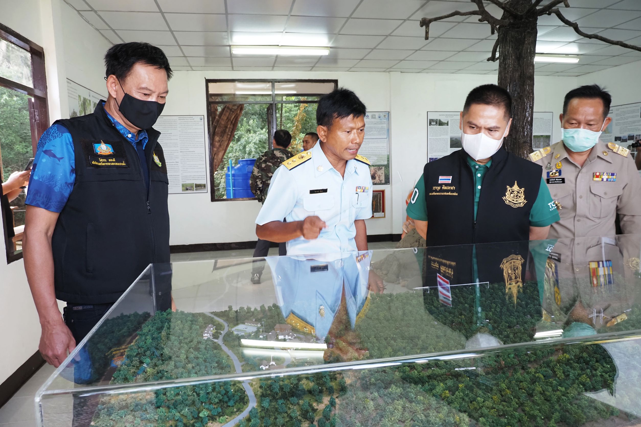 วราวุธ ลงพื้นที่ติดตามสถานการณ์ทรัพยากรป่าชายเลน ในพื้นที่ จ.ระนอง