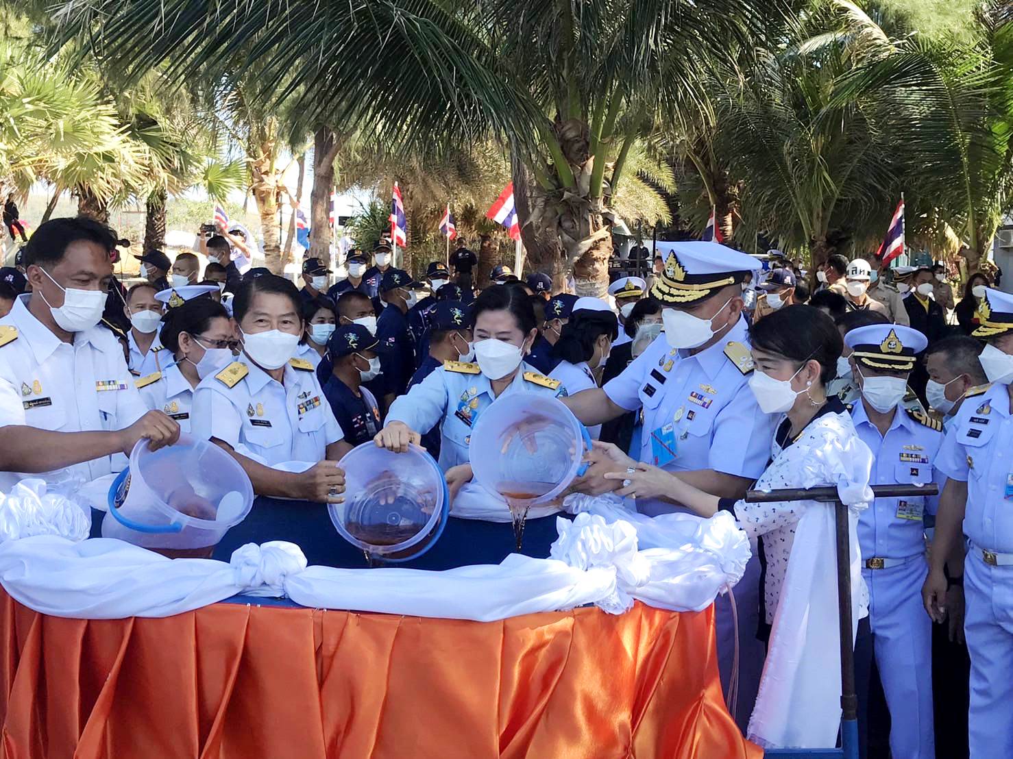 กรมทะเล ร่วมกับกองทัพเรือ และหน่วยงานสนองพระดำริ จัดกิจกรรม “ดำน้ำเก็บขยะ ปลูกปะการัง และปล่อยพันธุ์สัตว์น้ำ” ในกิจกรรม “รักษ์ทะเลไทย ตามแนวพระดำริฯ ” อ.สัตหีบ จ.ชลบุรี
