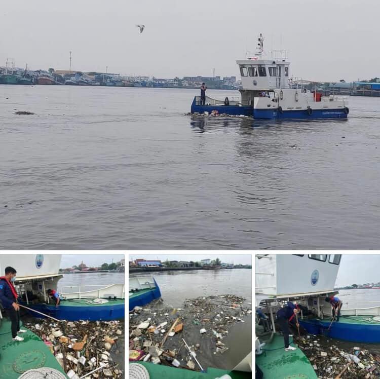 ล่องเรือเก็บขยะลอยน้ำ พื้นที่ปากน้ำท่าจีน