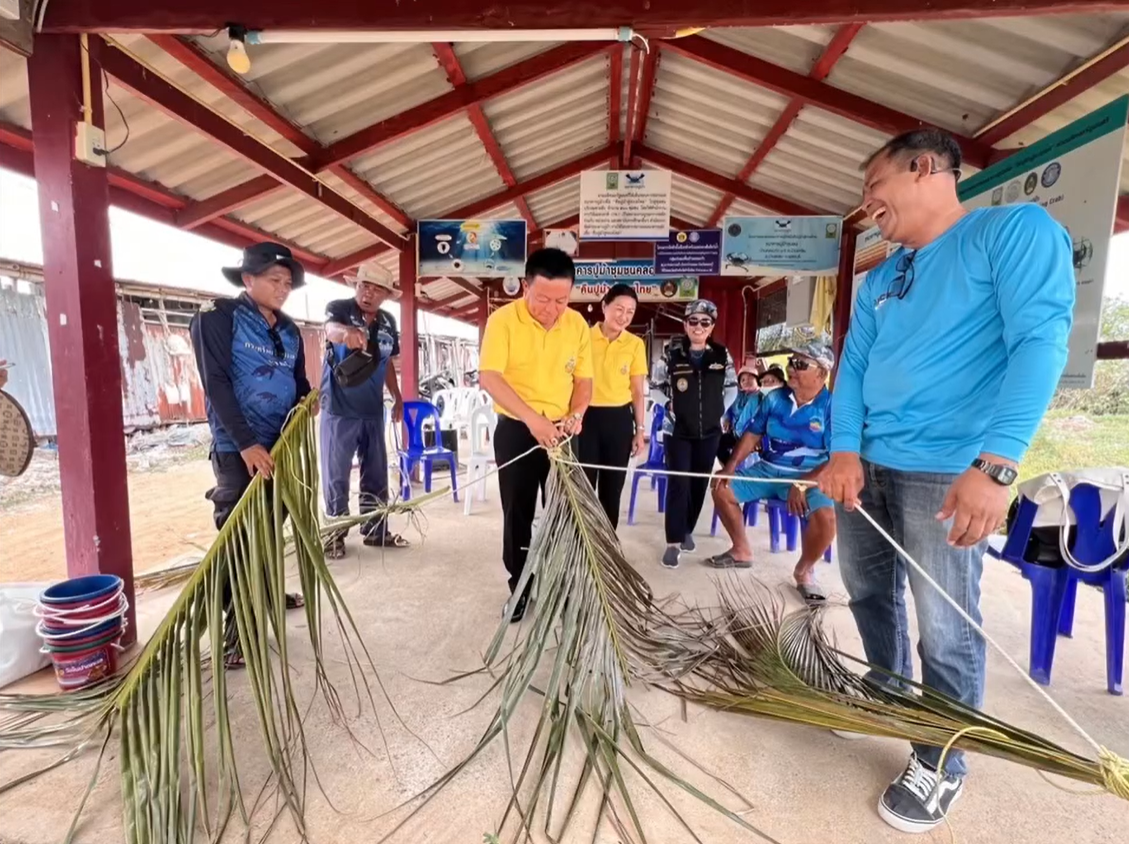 กรมทะเล ร่วมจังหวัดเพชรบุรีลงพื้นที่เยี่ยมเยือนชุมชนชายฝั่ง จ. เพชรบุรี พร้อมวางซั้งบ้านปลา ปล่อยพันธุ์ปูม้า ร่วมกับชุมชนชายฝั่ง