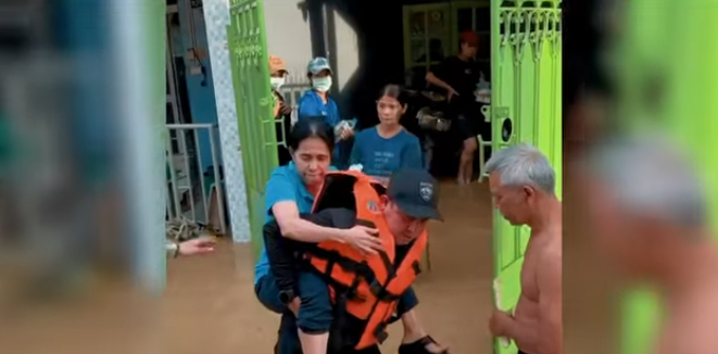 รองนายกฯ สุชาติ มอบทีม ทส. ร่วมกับ กรมทะเล นำกำลังเข้าช่วยเหลือประชาชนและเร่งฟื้นฟูพื้นที่ประสบภัยน้ำท่วมหาดใหญ่ จ.สงขลา