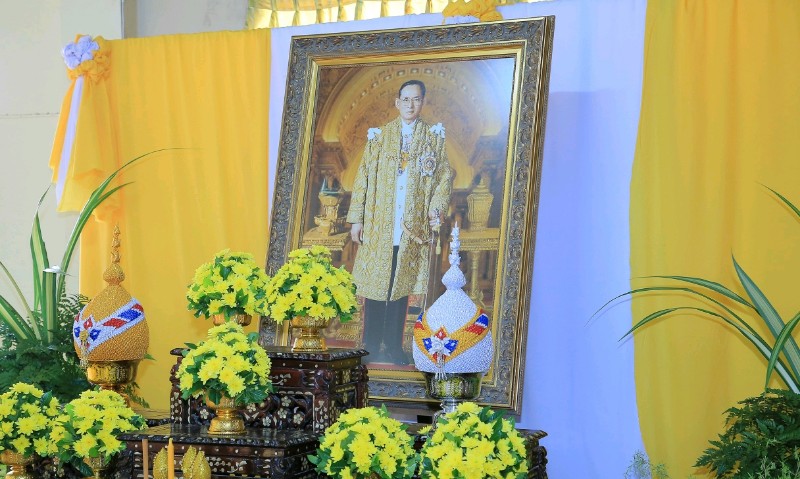 ชาว ทช. พร้อมใจกันทำบุญตักบาตรเนื่องในวันคล้ายวันสวรรคตพระบาทสมเด็จพระปรมินทรมหาภูมิพลอดุลยเดช บรมนาถบพิตร