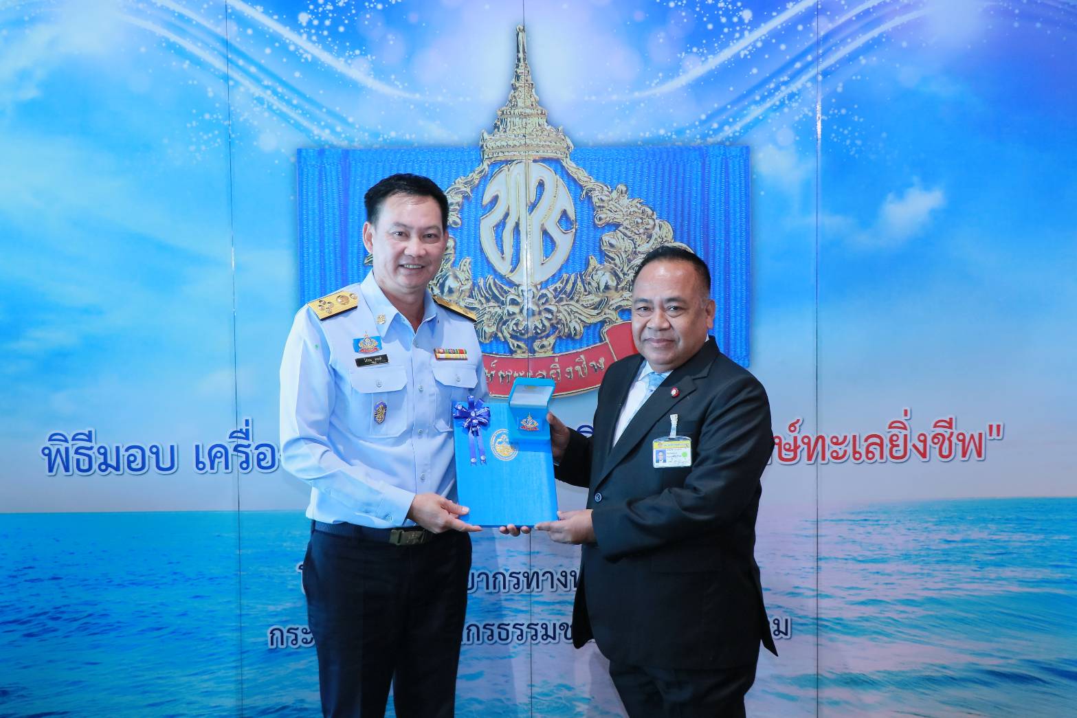 อธิบดี ทช. มอบเข็มรักษ์ทะเลยิ่งชีพ คณะอนุกรรมาธิการผู้ทำคุณประโยชน์ด้านทรัพยากรทางทะเลและชายฝั่ง