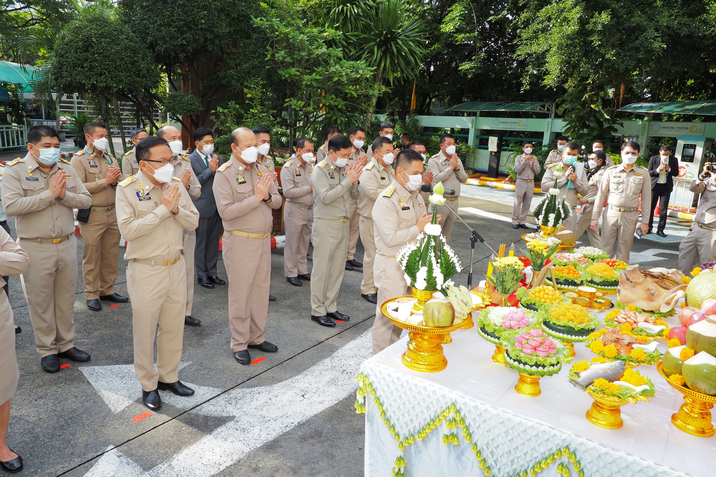 "วราวุธ" นำคณะเข้าสักการะพระพุทธสยัมภูและพระภูมิเจ้าที่ เนื่องในวันคล้ายวันสถาปนากระทรวง ทส. ครบรอบ 19 ปี